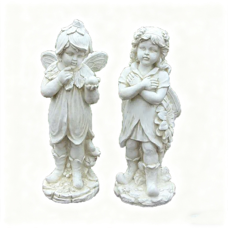 Scultura umana in fibra di vetro di un piccolo angelo