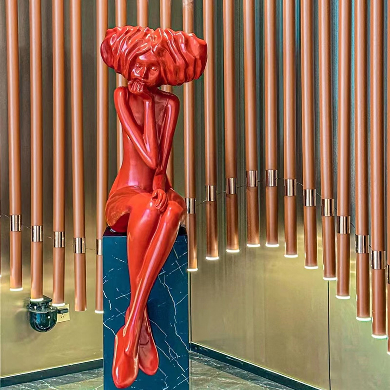 Scultura umana in fibra di vetro rossa