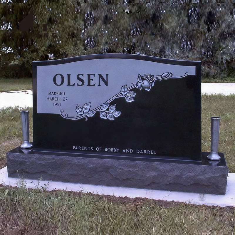 Lapide in marmo con motivo a rose a contrasto in bianco e nero