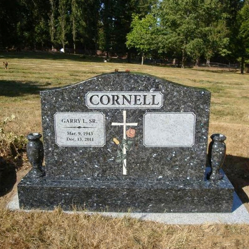 Lapide da compagnia in granito con motivo a croce rosa