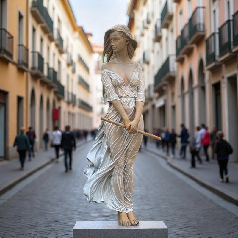 Scultura umana in fibra di vetro nella posa della “Gonna al vento”.