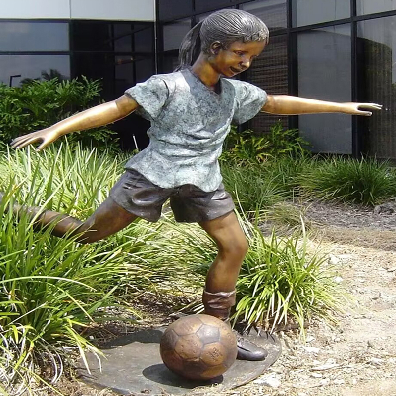 Scultura in bronzo di una ragazza calciatrice