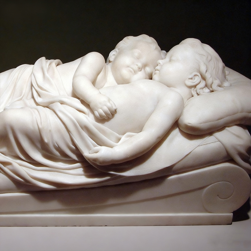 Scultura umana in marmo “Due bambini dormienti”.