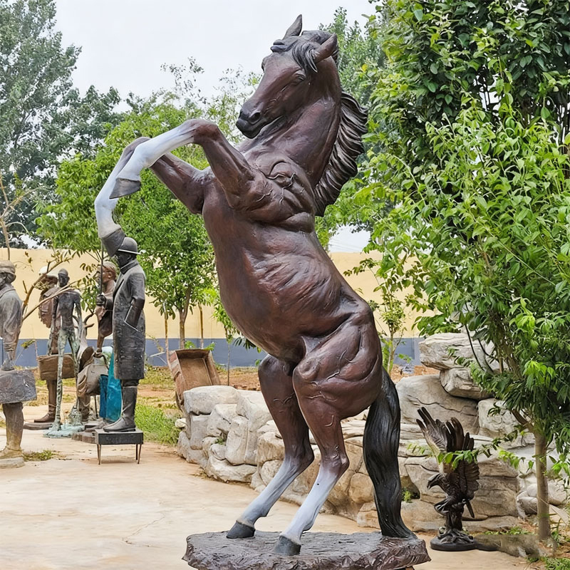 Scultura di cavallo selvaggio in bronzo a grandezza naturale - Esposizione all'aperto