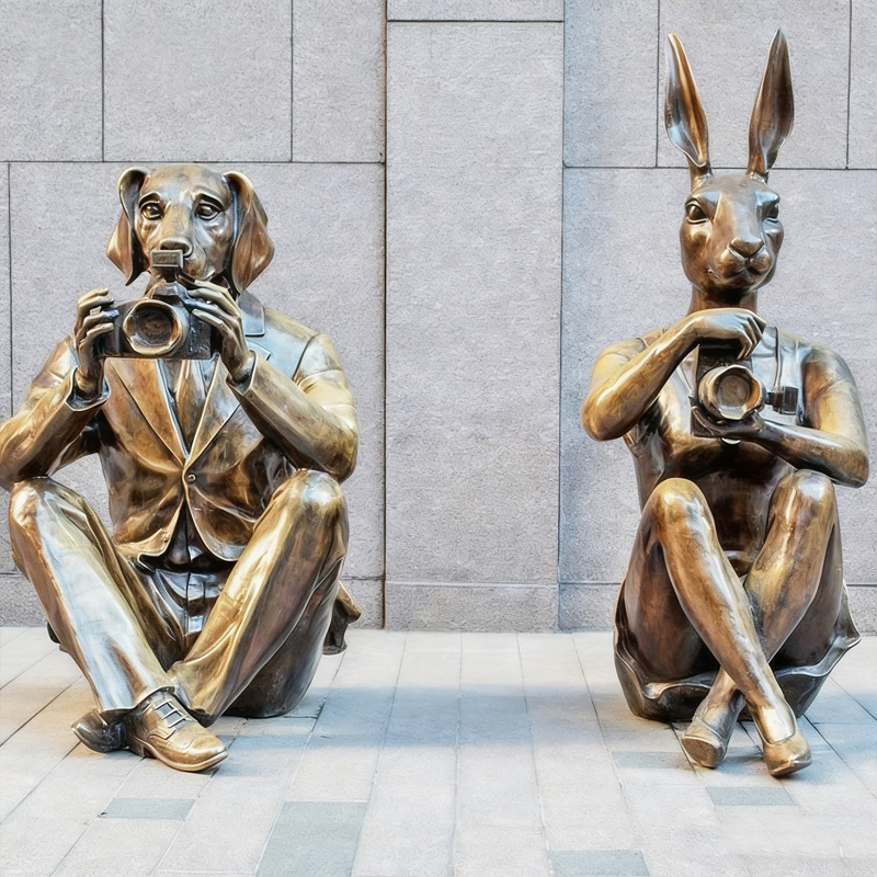 Scultura a tema “Fotografo di animali”.