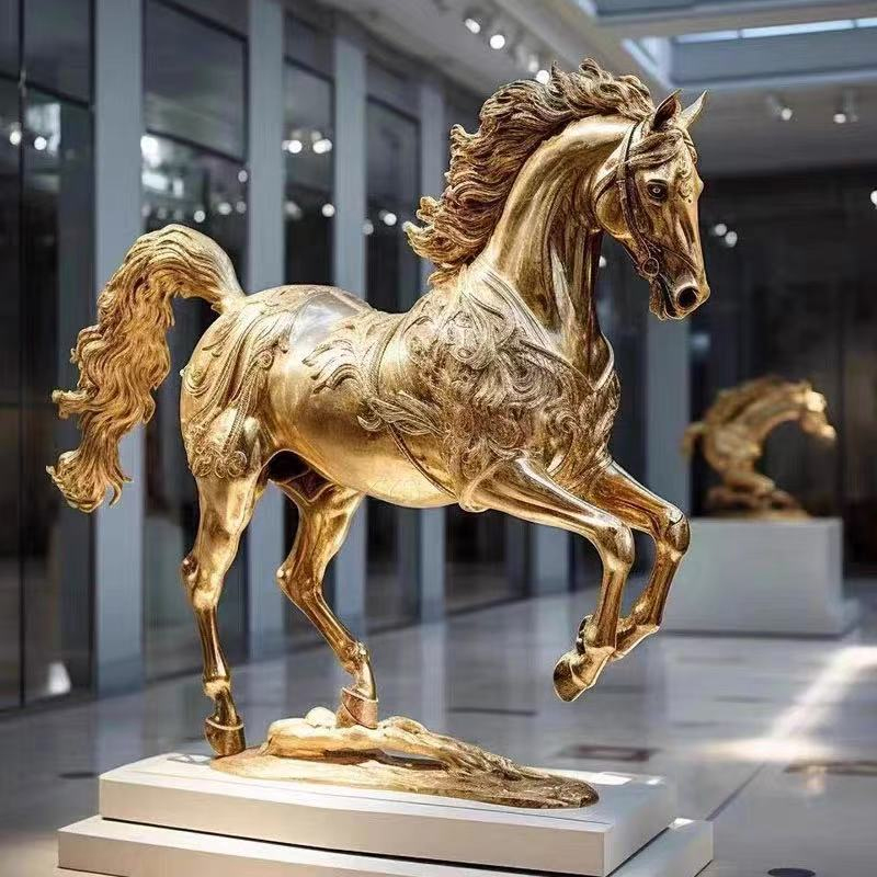 Scultura del cavallo dorato in fibra di vetro