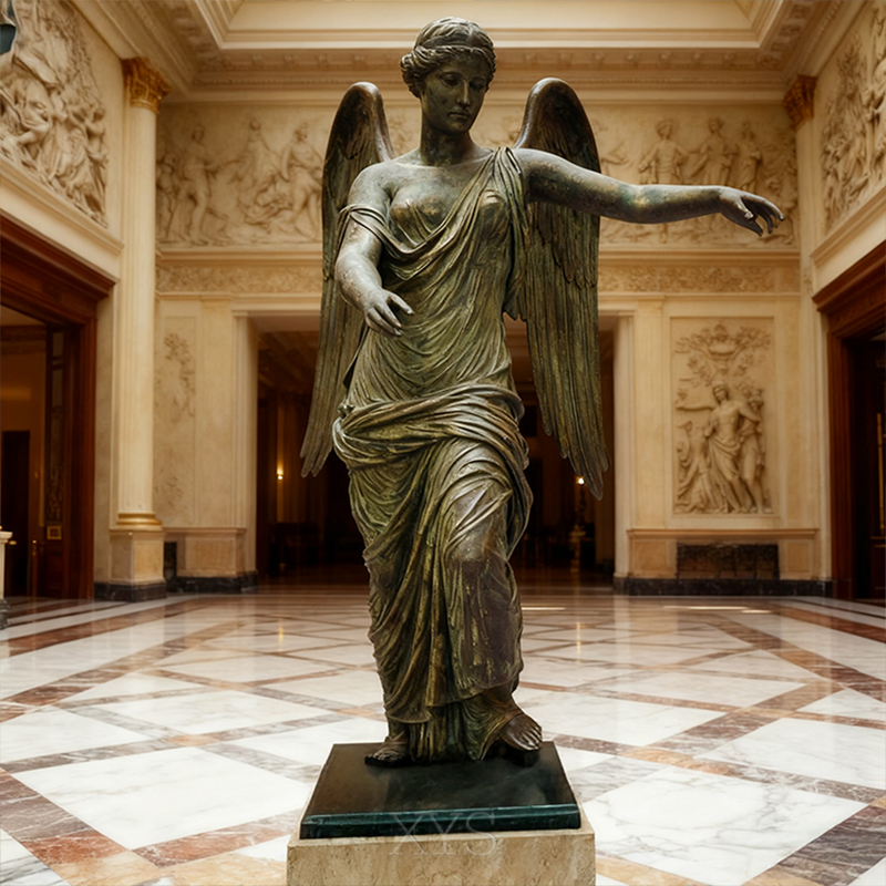 Scultura in bronzo della dea Nike alata per interni