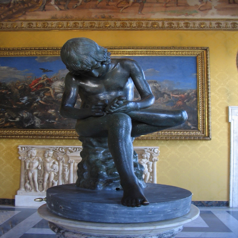 Scultura umana in marmo resistente per esterni di un ragazzo che si toglie una spina dal piede, design europeo