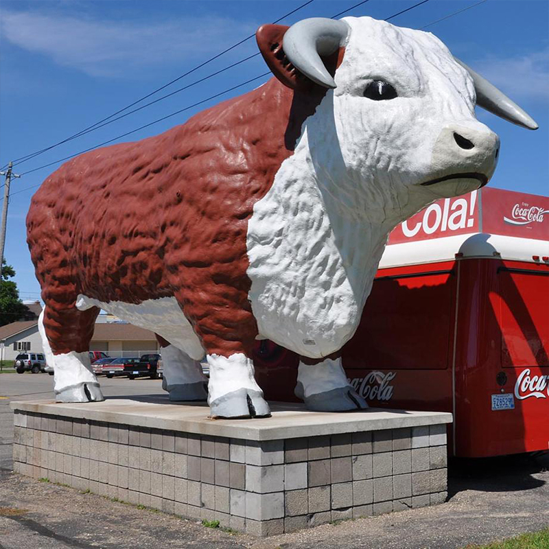 Scultura gigante di mucca con fiore in fibra di vetro