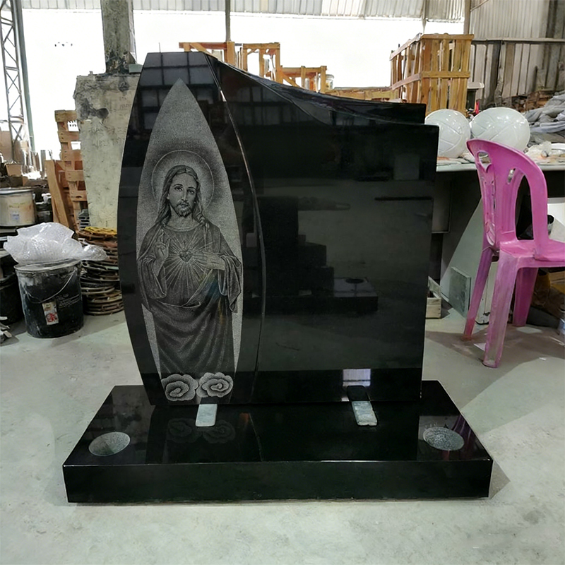 Lapide in marmo nero con figura di Cristo