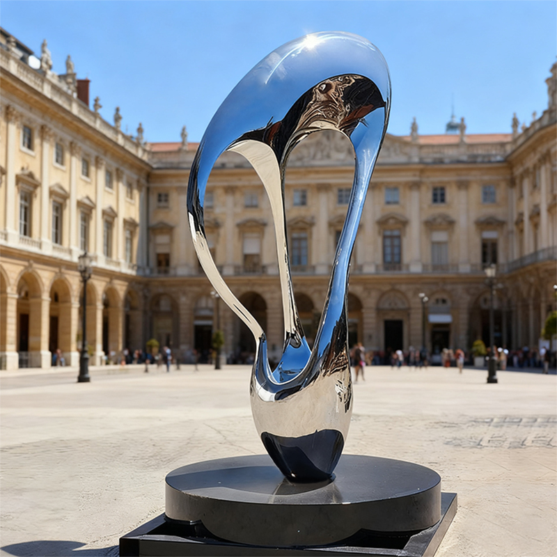 Scultura in acciaio inox lucidato a specchio