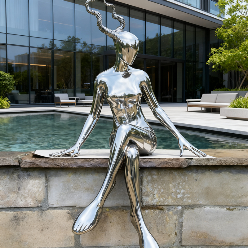 Scultura di figura astratta con specchio di cervo spirituale