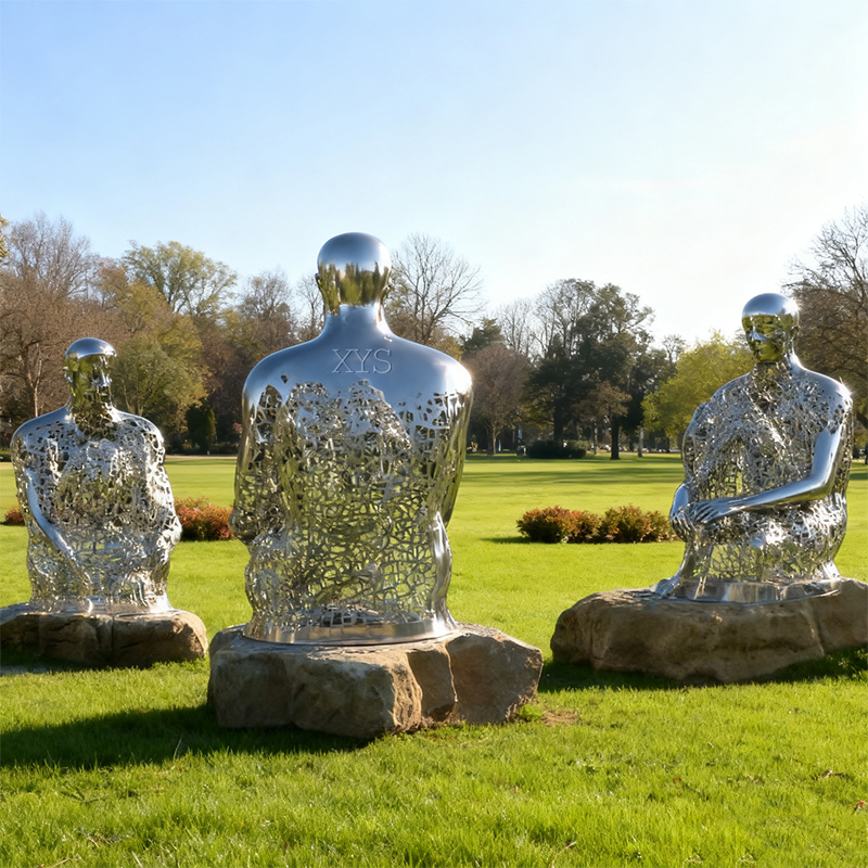 Scultura di figura seduta traforata del momento di intuizione