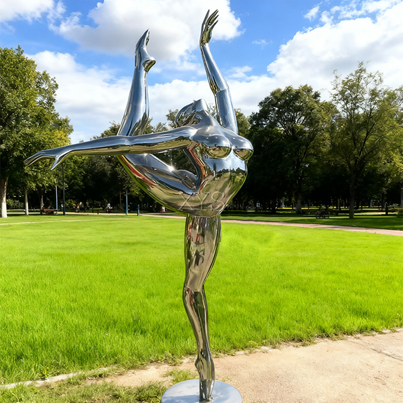Scultura ballerina di specchio Grace in movimento