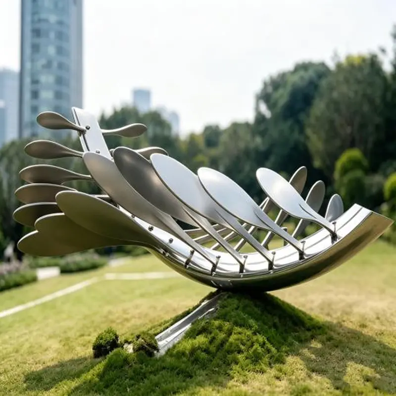 Come viene realizzata e installata una scultura ad anello in acciaio inossidabile lucidato a specchio?